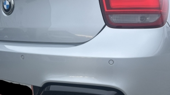 BMW M135i efter udvendig rens i Horsens med rengjort lak og pæn bagende