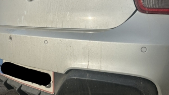 BMW M135i før udvendig rens i Horsens med synligt snavs på lak og bagkofanger