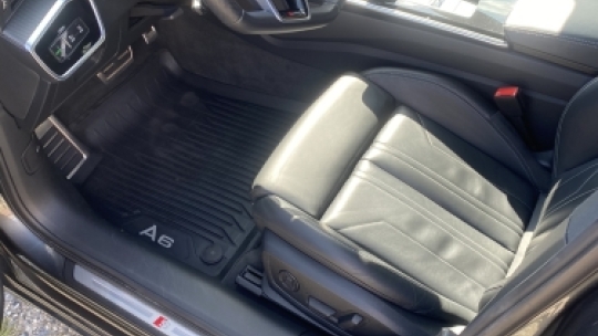 Efter indvendig bilpleje af Audi A6 i Horsens med rengjort kabine, gulvmåtte og førersæde