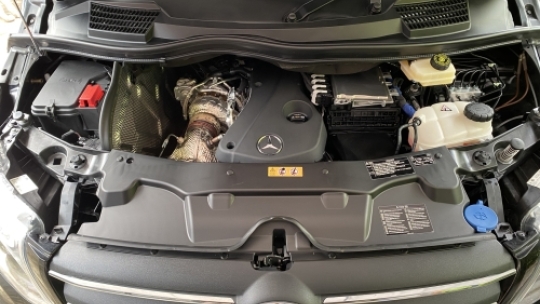 Mercedes motorrum efter rengøring i Horsens med flot og rengjort finish