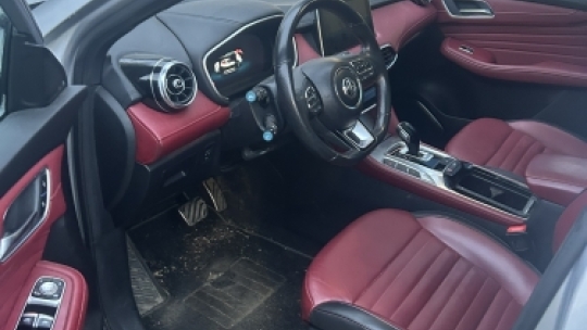 Før indvendig bilrengøring af Mercedes i Horsens med synligt snavs i kabinen