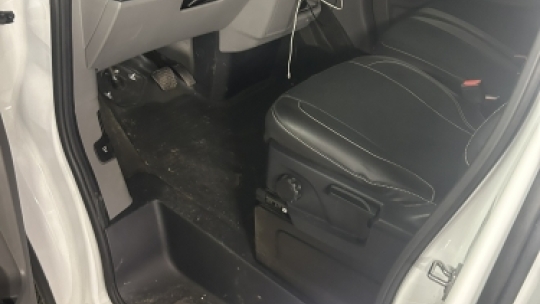 Før indvendig bilpleje af Ford varebil i Horsens med synligt snavs ved førersæde og indstigning