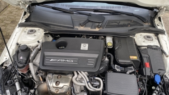 Før motorrumsvask af Mercedes AMG i Horsens med støv og snavs i motorrummet