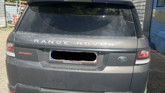 Range Rover Sport før bilpleje i Horsens med støv og snavs på bagklap og kofanger