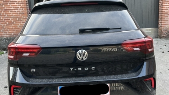 VW T-Roc R før bilpleje i Horsens med støv og snavs på bagklap og kofanger