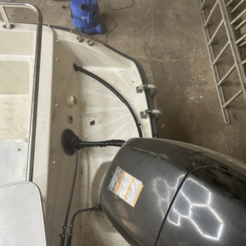 Bådmotor og bagende før rengøring i Horsens med snavs på bund og detaljer