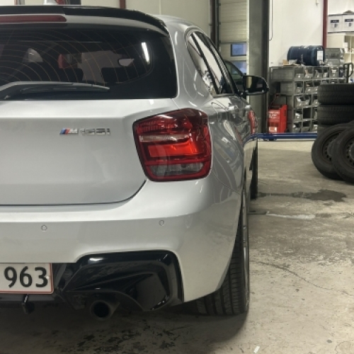 BMW M135i efter bilpleje i Horsens set bagfra med rengjort lak og detaljer