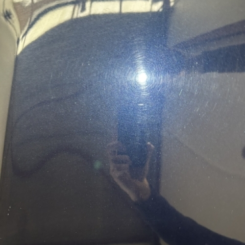 Blå lak før polering af bil i Horsens med synlige vaskeridser og mat finish