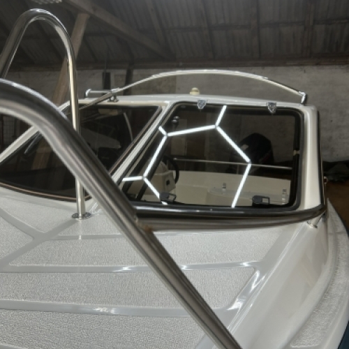 Vinduesparti på motorbåd efter rens i Horsens med klarere glas og ren finish