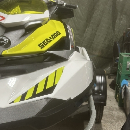 Front på Sea-Doo vandscooter efter rengøring i Horsens med ren kåbe og klare detaljer