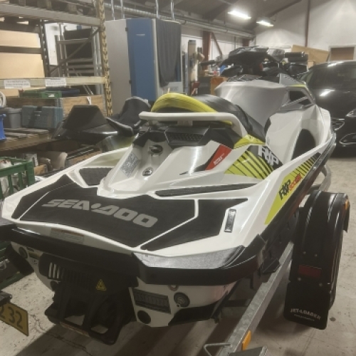 Sea-Doo båd efter bådpleje i Horsens med rengjort skrog og flot finish på trailer