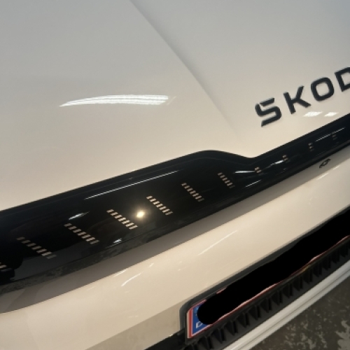 Frontdetalje på Skoda efter keramisk coating i Horsens med glat og blank overflade